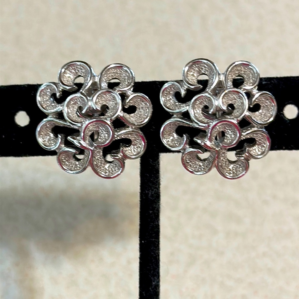 Vintage Trifari crown silver tone clip on earrings (582)